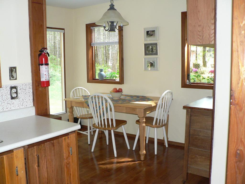 Cedar Song B&B Parksville Phòng bức ảnh
